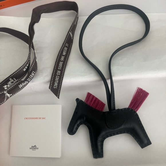NIB Hermes Black Magnolia Fuchsia Milo Lambskin Horsehair GriGri Rodeo Charm PM - Picture 3 of 4